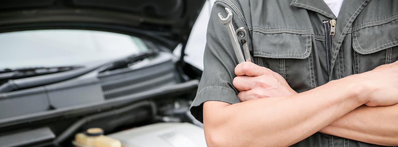 自動車整備士が腕を組んでいる写真