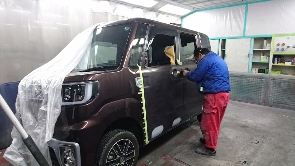 鈑金塗装作業途中