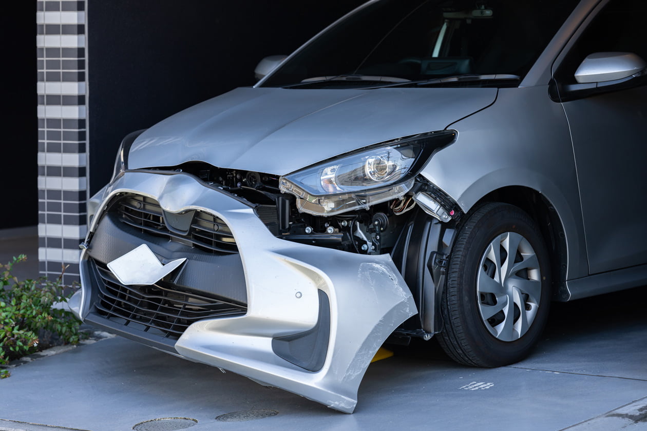バンパーの前が凹んでいる事故車